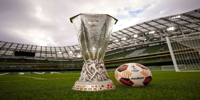 Chiếc cúp vô địch UEFA Europa League danh giá